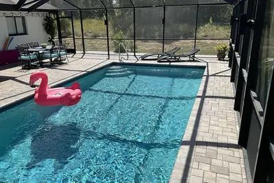 Image de Large pool & outdoor space, great location, clean & comfortable🌴
