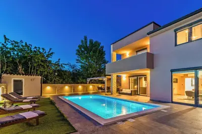 Beautiful Villa Nika with Heated Pool