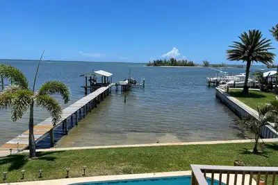Image de Waterfront Studio with pool and boat dock