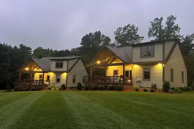 Image de Luxury Cottage with pool, Less than 2 miles from Jamestown Marina! !