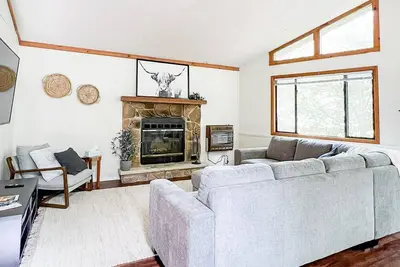 Image de Pocono Chalet with Hot Tub, pool and beach access!