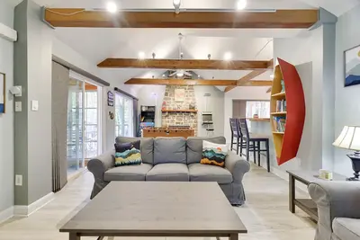 Image de Log Cabin Beauty w Hot tub, Arcade Games with modern amenities throughout