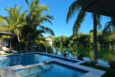 Image de Waterfront Home on Deep Canal with private Pool, Spa and Dockage