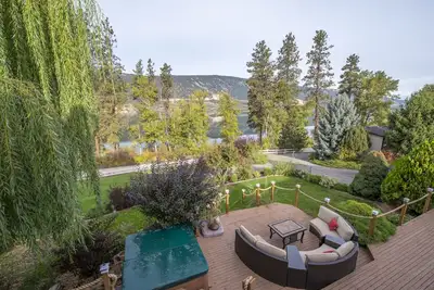 Image de Large private suite with gorgeous views of wood lake on the Okanagan rail trail.