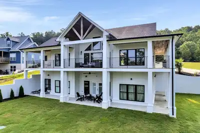 Image de ~Beautiful New Home~Gorgeous Lake View~Sleeps 14~Private Dock~