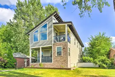 Image de Sunny Clawson Home w\/ Yard - Walk to Main St!