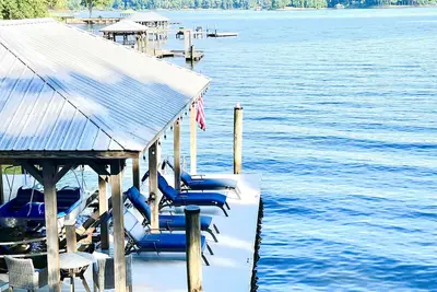 Image de Luxury lakefront home with a covered private dock & large game room