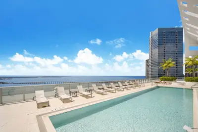 Image de Luxury condo with spectacular water views, 2 bedroom + den. Pool, Spa, Gym.