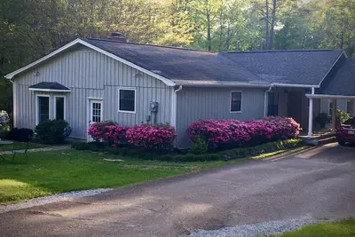 Image de Peaceful getaway only 5 minutes drive from Oxford Square and U of M