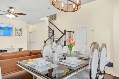 Image de Lavender Wonder - 6 Bdrm, 3. 5 bath with pool & spa