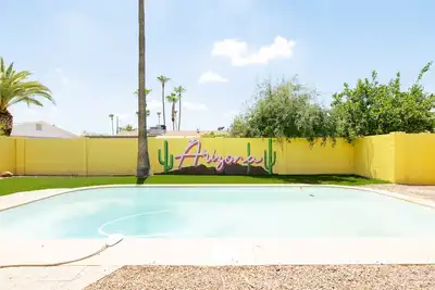 Image de Modern Desert Oasis with A Pool & Nearby Hiking