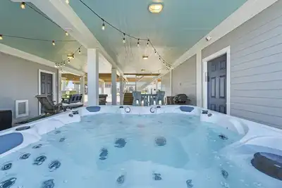 Image de Beach Access, Lux, 6-Person Hot Tub, Pets, Screened Patio, Decks & Games