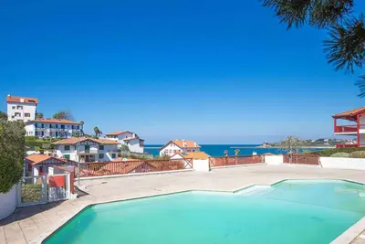Image de Appartement moderne avec piscine collective