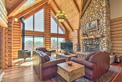 Image de Hot Tub, Game Room & Theater: Luxe Show Low Home