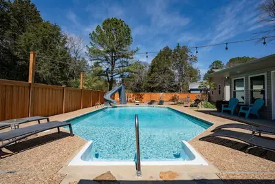Image de Heber Springs Home w/ Heated Pool! Walk to Sandy Beach & Greers Ferry Lake!