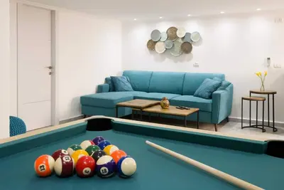 Image de Studio apartment with jacuzzi & pool table