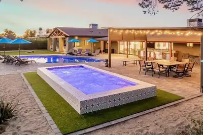 Image de 20 Person Hottub| Pickleball |Heated Pool|Putt Grn