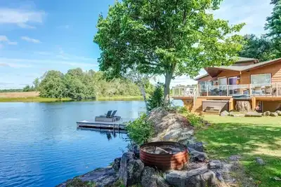Image de Private waterfront cottage - hot tub & kayaks!