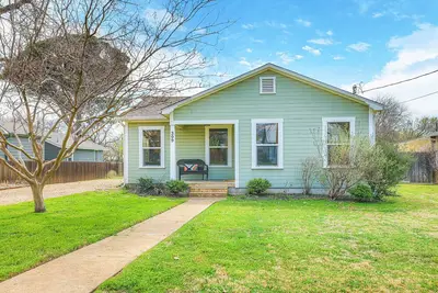 Image de Charming Bungalow with Spa! Close to Main St!
