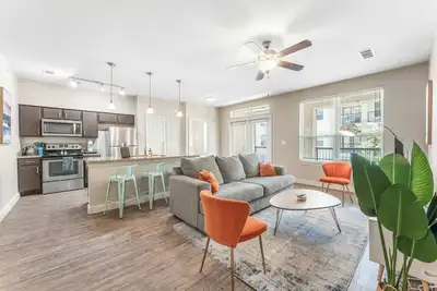 Image de Trendy SoCo 2br King Suite w/ GymPickleballLaundry