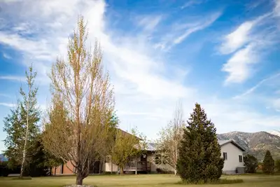 Image de Newly Remodeled w/ Hot Tub 50 Minutes from Parks!