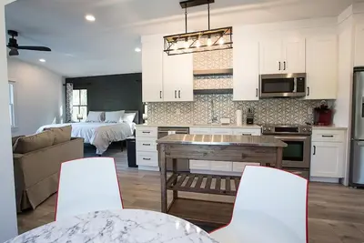 Image de Brand New Bungalow on Lake Lanier!