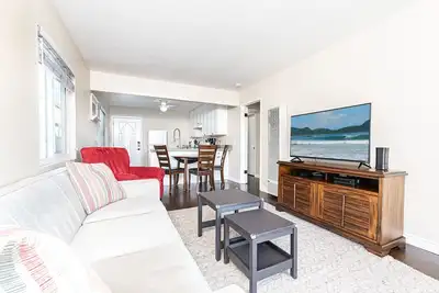 Image de New Listing! | Upstairs Apartment w/ Balcony | 1 Block to Beach | Central to All the Hot Spots!