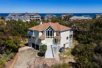 Shore Pleasure: Sun Deck, Jacuzzi & Ocean Views