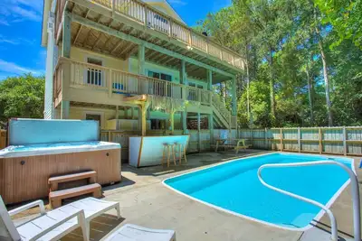 It's 5 O'Clock Somewhere – Beach, Pool & Hot Tub