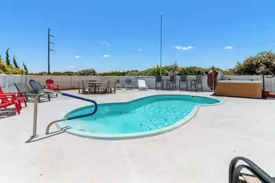 Image de Poolside Paradise*2 min to Beach*Dogs*Pool