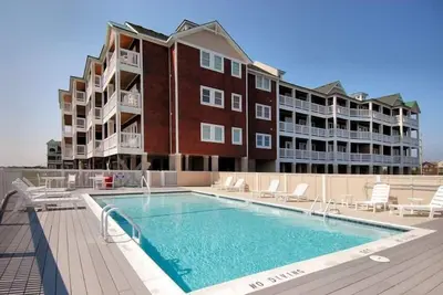Image de Sound‑front 3br condo: pool, decks & family fun