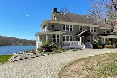 Image de Private Lakeside 6 Bedroom Mansion  with beautiful views ( perfect wedding spot)