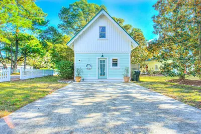 Image de 1br historic cottage w/ fireplace, patio & tub