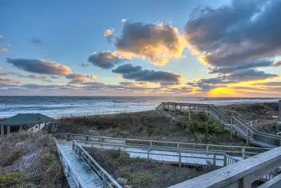 Image de Oceanfront 4br duplex: pool, beach access & family fun
