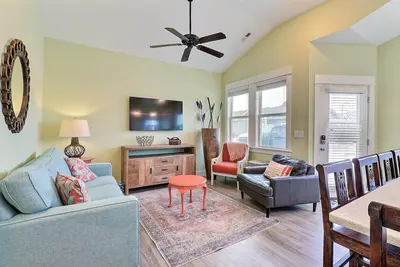 Modern 2br w/ Pool & Beach Access – Dog Friendly