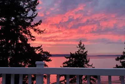 Image de Watch whales, boats and amazing sunsets - from the deck or front windows in Ac!