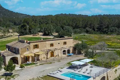 Villa Son Pons with special Mallorquin character and impressive views