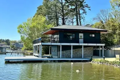 Image de Cheerful 1-Bedroom 2-Bath Lake House Experience! ! !