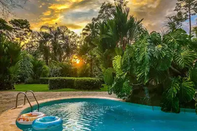 Image de Private suite 103 with beautiful gardens, shared pool and Bbq area!