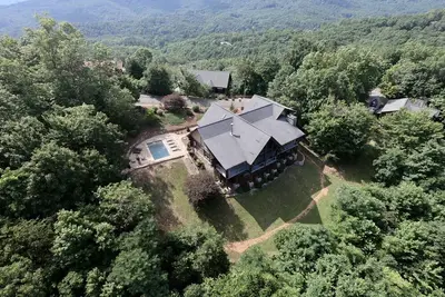 Image de 5500 sf cabin: 6 king/2 queen beds, heated pool/spa, game room, mountain views