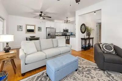 Image de Beach Cottage-Screened Porch-One short block to beach-Walk to Pier Village!