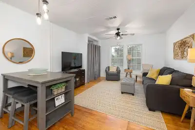 Image de Beach Cottage with 2 king beds! One block to the beach-Walk to Pier Village!