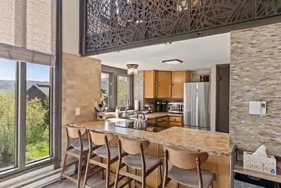 Image de 2 Living Rooms - Perfect for Couples - Close to Free Bus to Ski