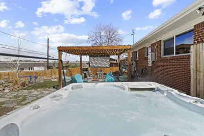 Image de 420Friendly Ps5 Hottub Arcade PoolTable Theater