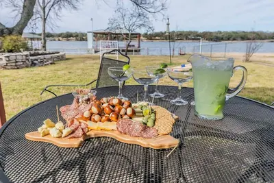 Image de Sunsets! Lake Home w Swing at Dock. Stocked kitchen, King Bed, Photo Opp
