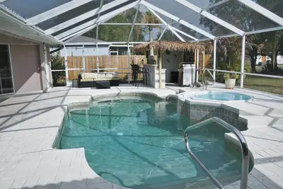 Image de Peachland getaway with  pool and tiki bar