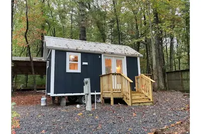 Image de Dogwood Tiny Home at Bleu Canoe Campground
