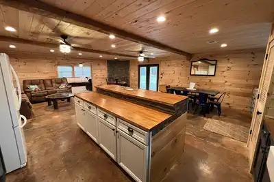 Image de Large house on the lake sleeps 16!