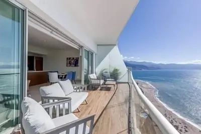 Image de Icon Penthouse Condo 3 bed 3. 5 bath with rooftop Jacuzzi - Beachfront