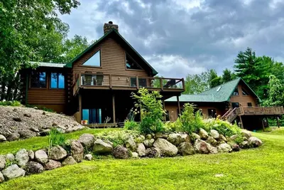 Image de Gorgeous lodge that offers beautiful view and access to the Little Wolf River